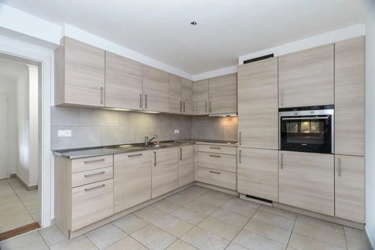 Yielding house with 3 apartments and great development potential - Photo 10 of 13