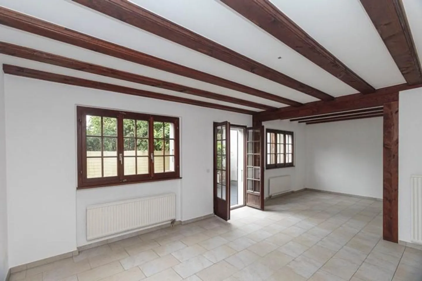 Yielding house with 3 apartments and great development potential - Photo 11 of 13