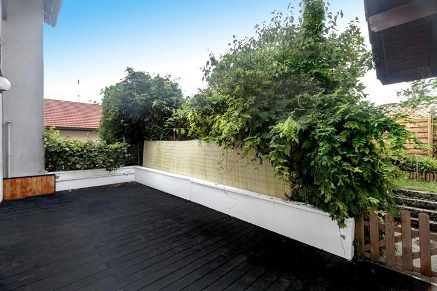 Yielding house with 3 apartments and great development potential - Photo 12 of 13