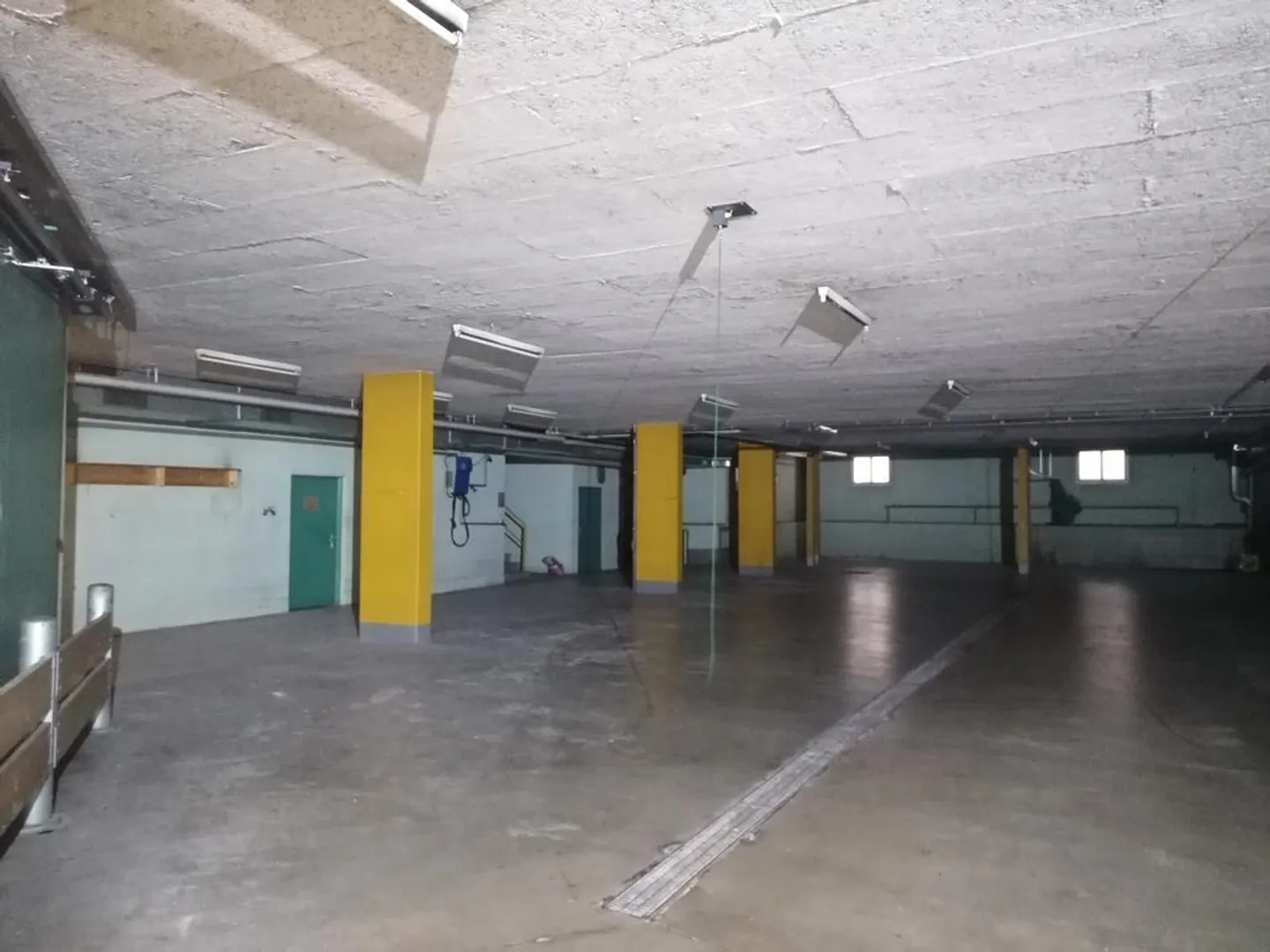 Place de parking souterrain - bon marché. central - Photo 2 sur 3