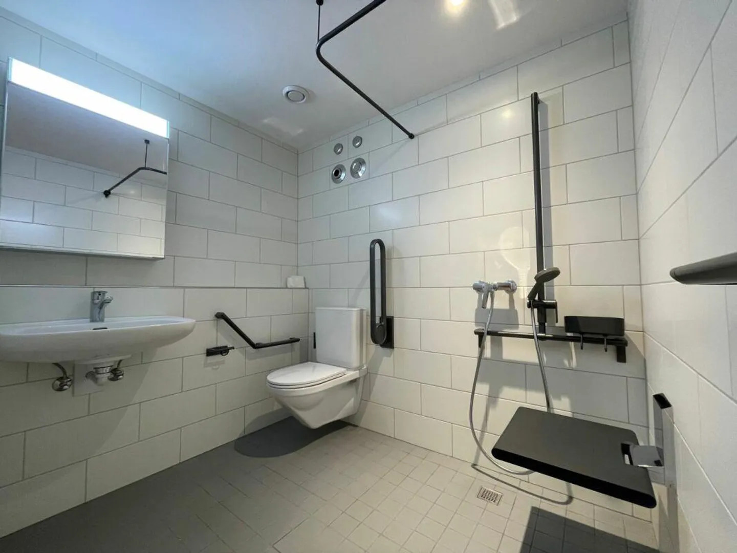 Senior Apartment: Barrier-free 2-room apartment on the 6th floor at the Brugg Health Center - Photo 5 of 7