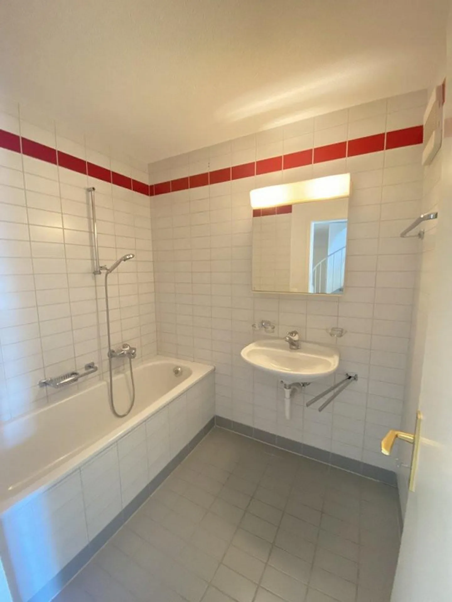 Charmante Dachwohnung mit Balkon - Foto 8 von 9