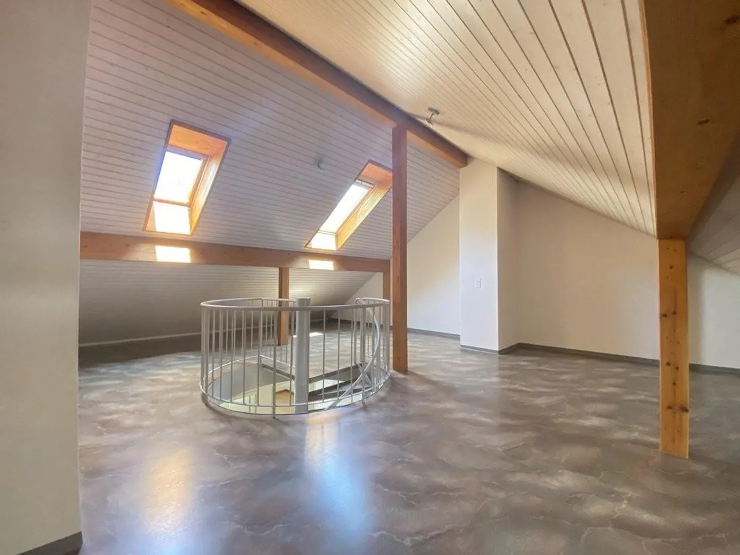 Charmante Dachwohnung mit Balkon - Foto 5 von 9