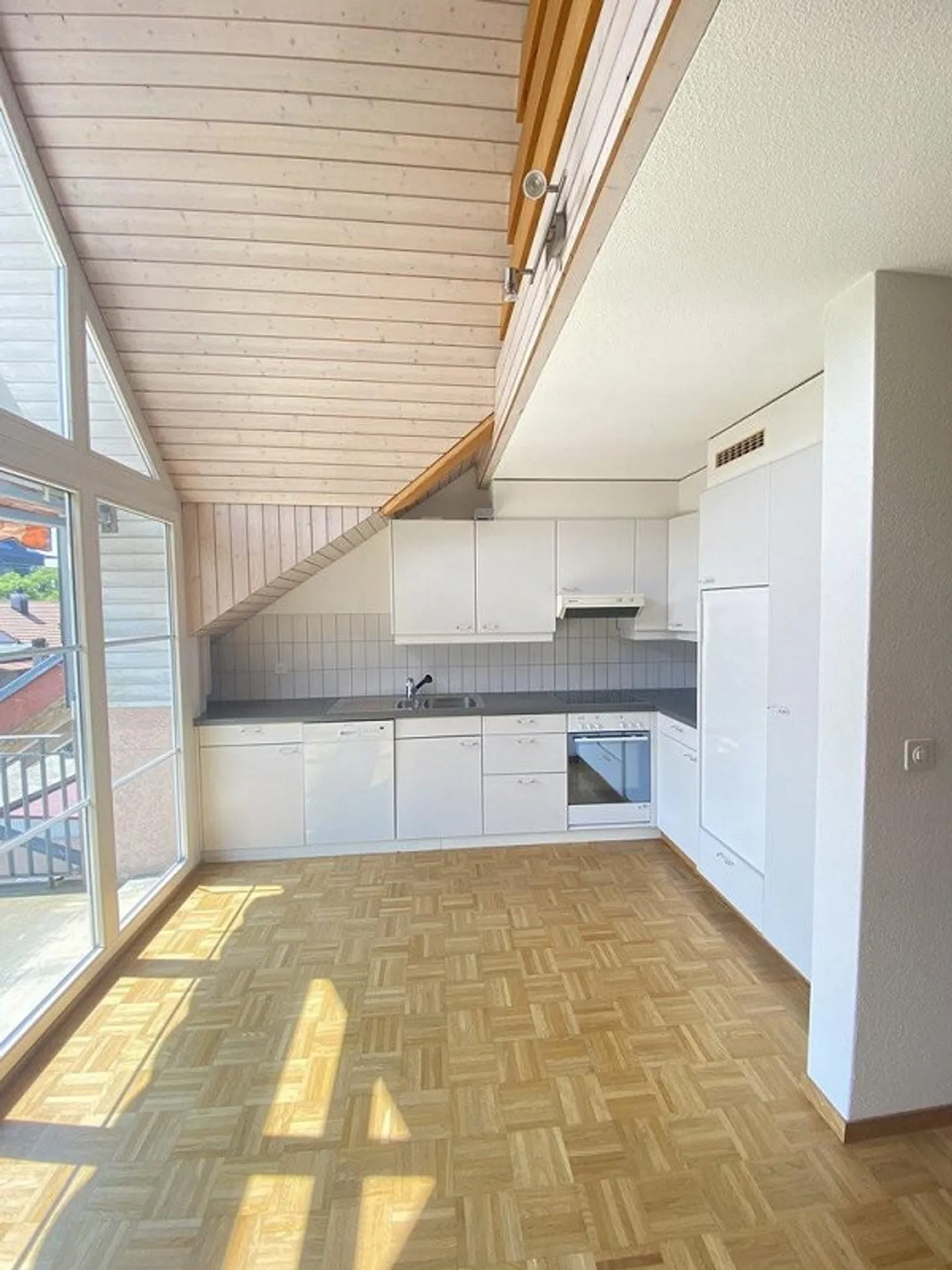 Charmante Dachwohnung mit Balkon - Foto 4 von 9