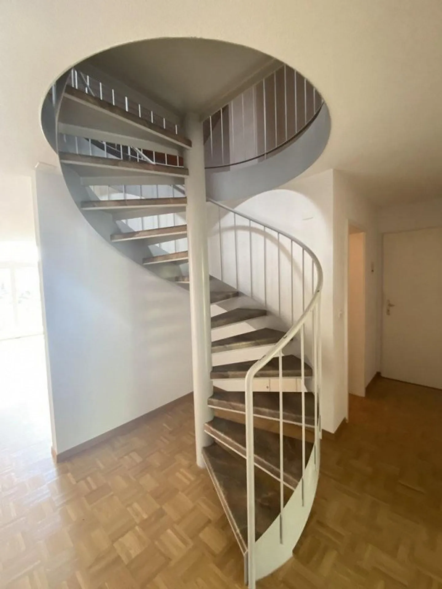 Charmante Dachwohnung mit Balkon - Foto 6 von 9