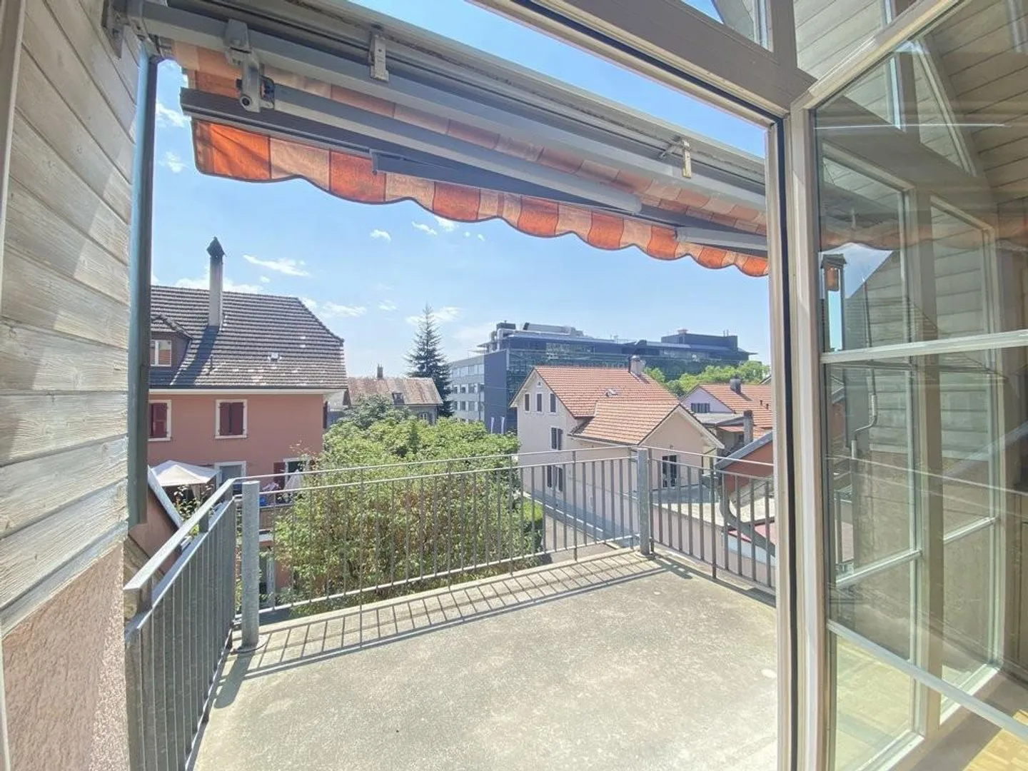 Charmante Dachwohnung mit Balkon - Foto 2 von 9