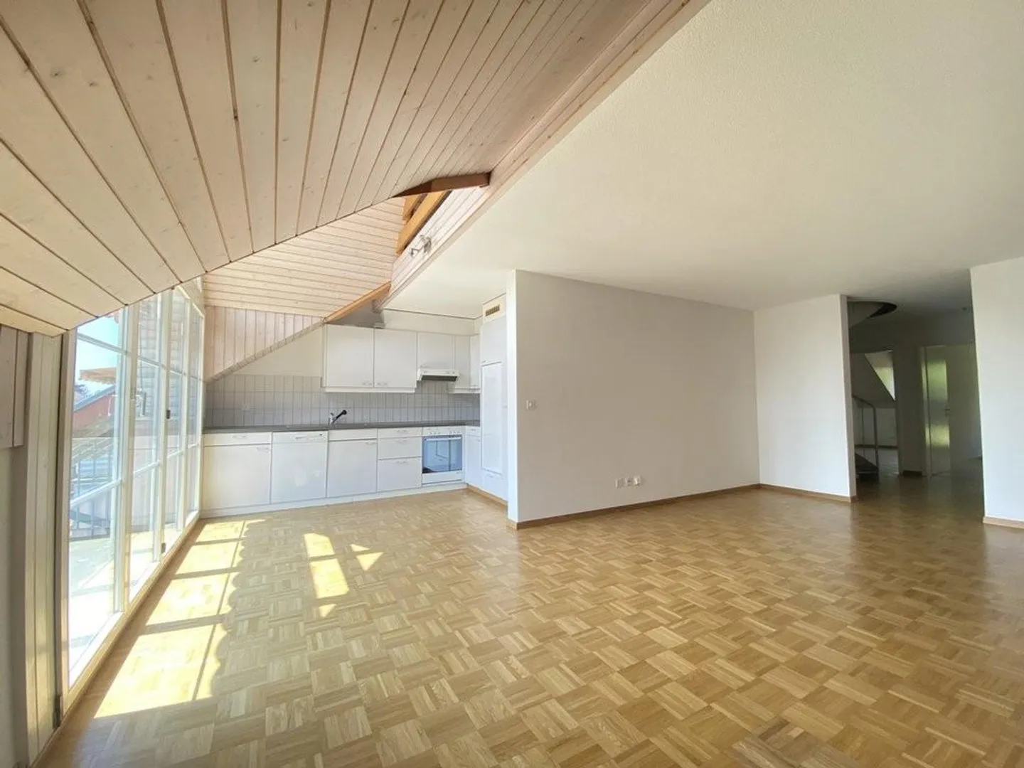 Charmante Dachwohnung mit Balkon - Foto 3 von 9