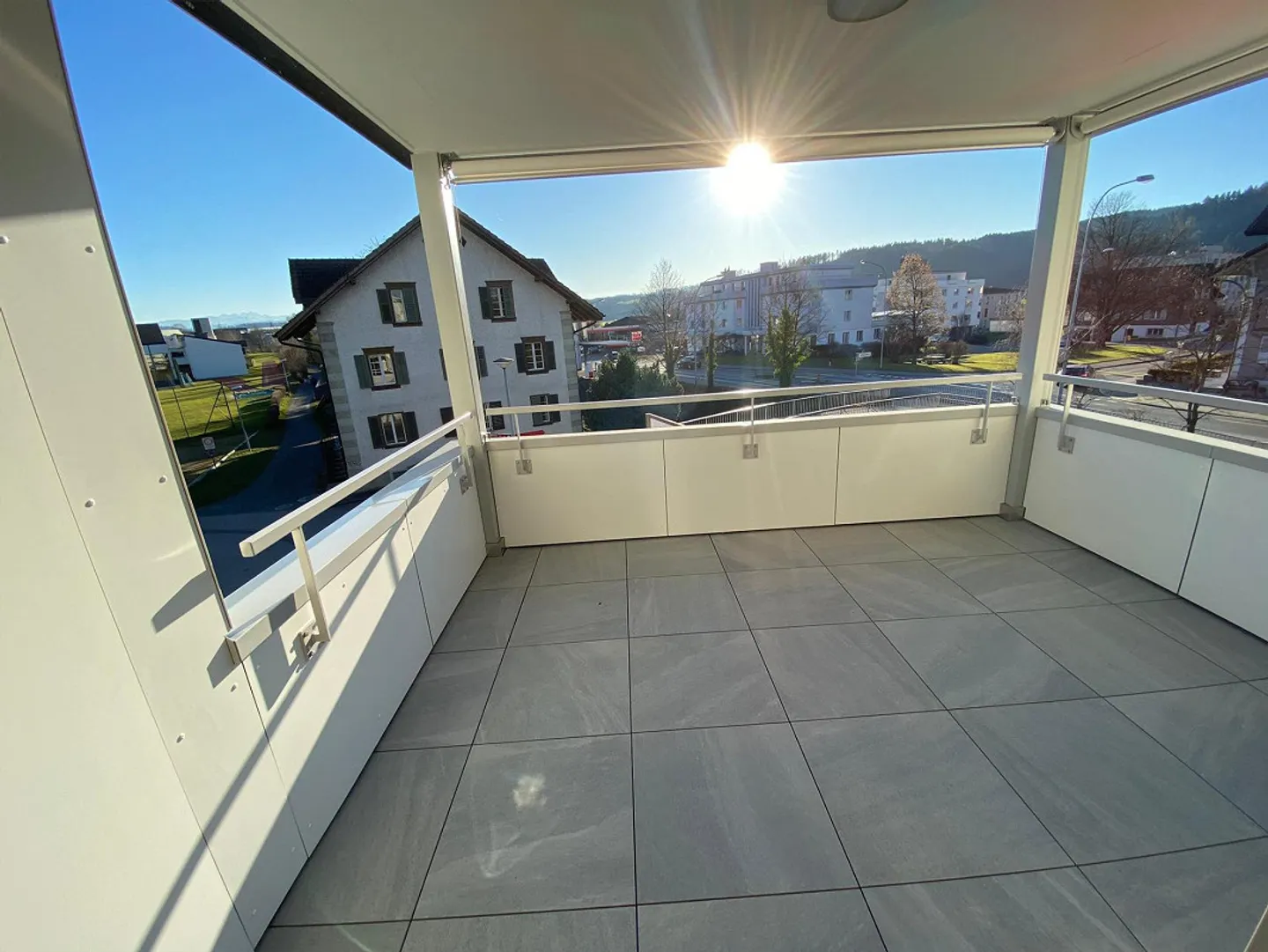 Grosszügige 2.5-Zimmer-Dachwohnung mit Balkon in Nebikon - Foto 1 di 7