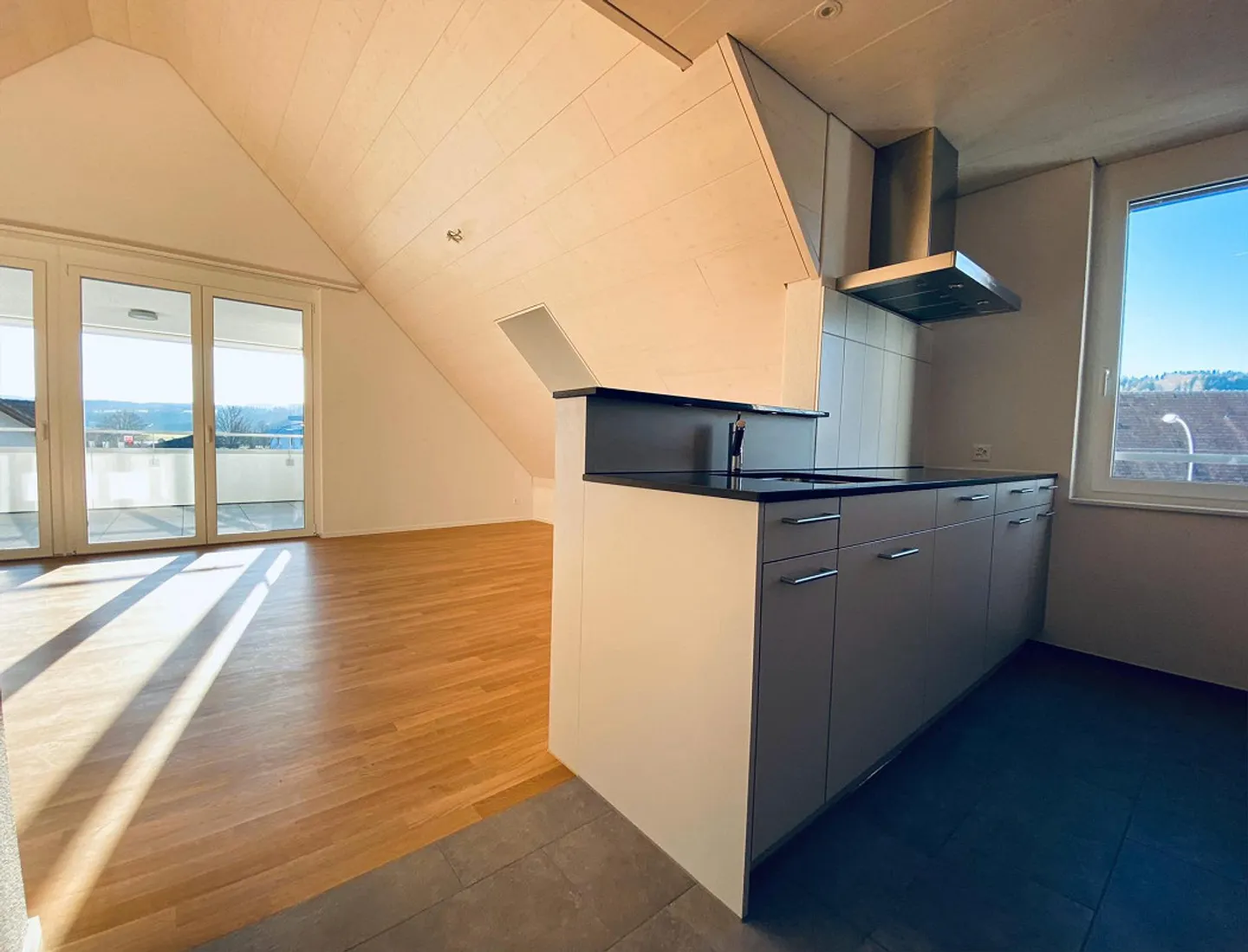 Grosszügige 2.5-Zimmer-Dachwohnung mit Balkon in Nebikon - Foto 2 di 7