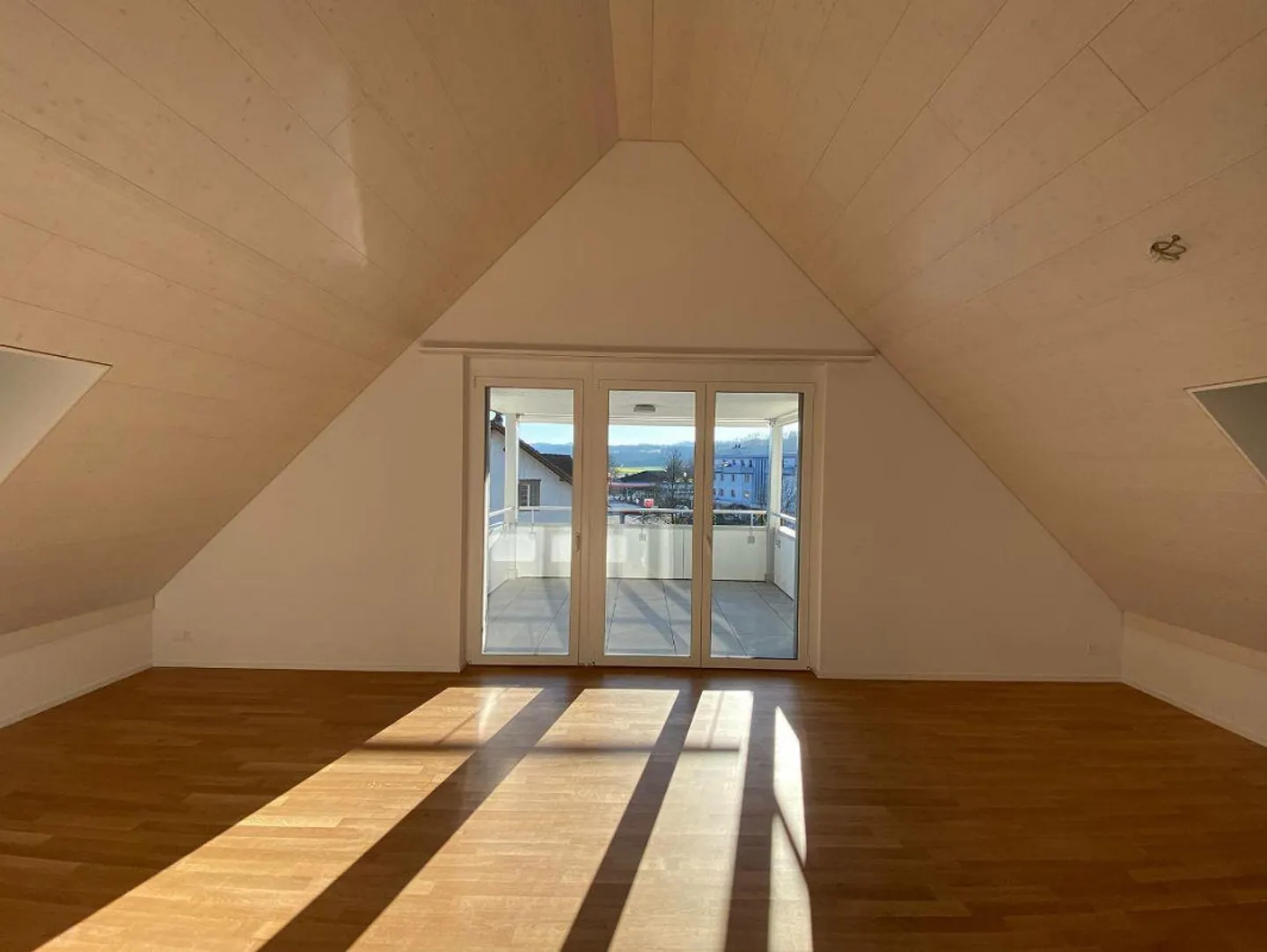 Grosszügige 2.5-Zimmer-Dachwohnung mit Balkon in Nebikon - Foto 3 di 7
