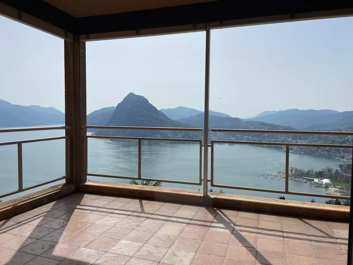 Appartamento Spazioso con Vista Lago - Foto 1 di 13