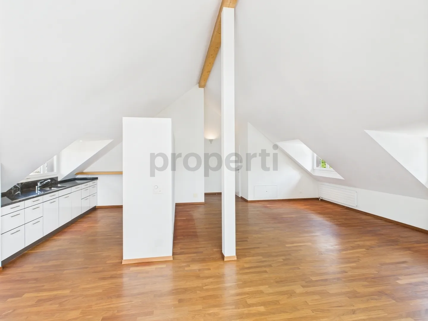 Incantevole appartamento mansardato di 3,5 locali in standard di proprietà a Schönenbuch - Foto 1 di 13