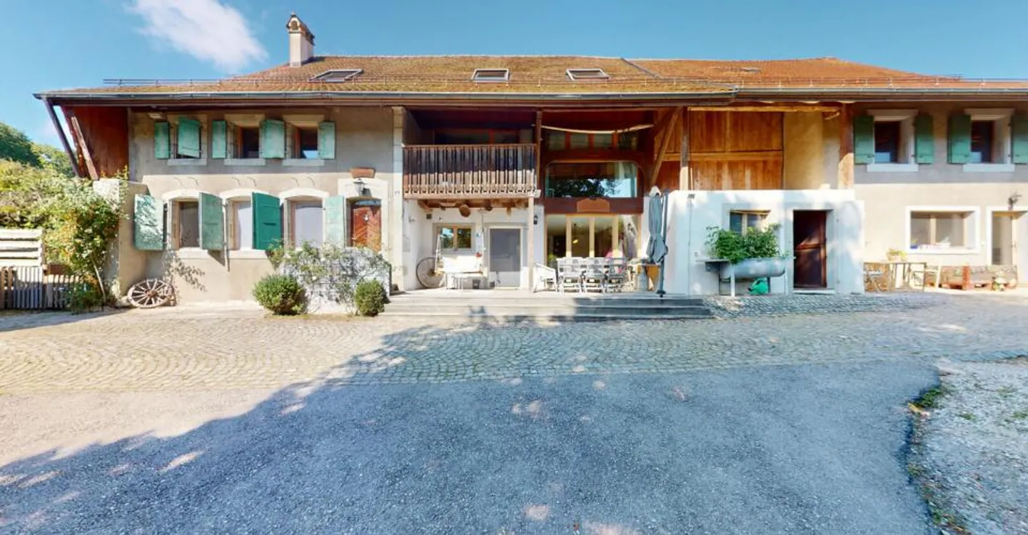 Magnificent renovated farm with 3 apartments and a stable - Photo 2 of 13