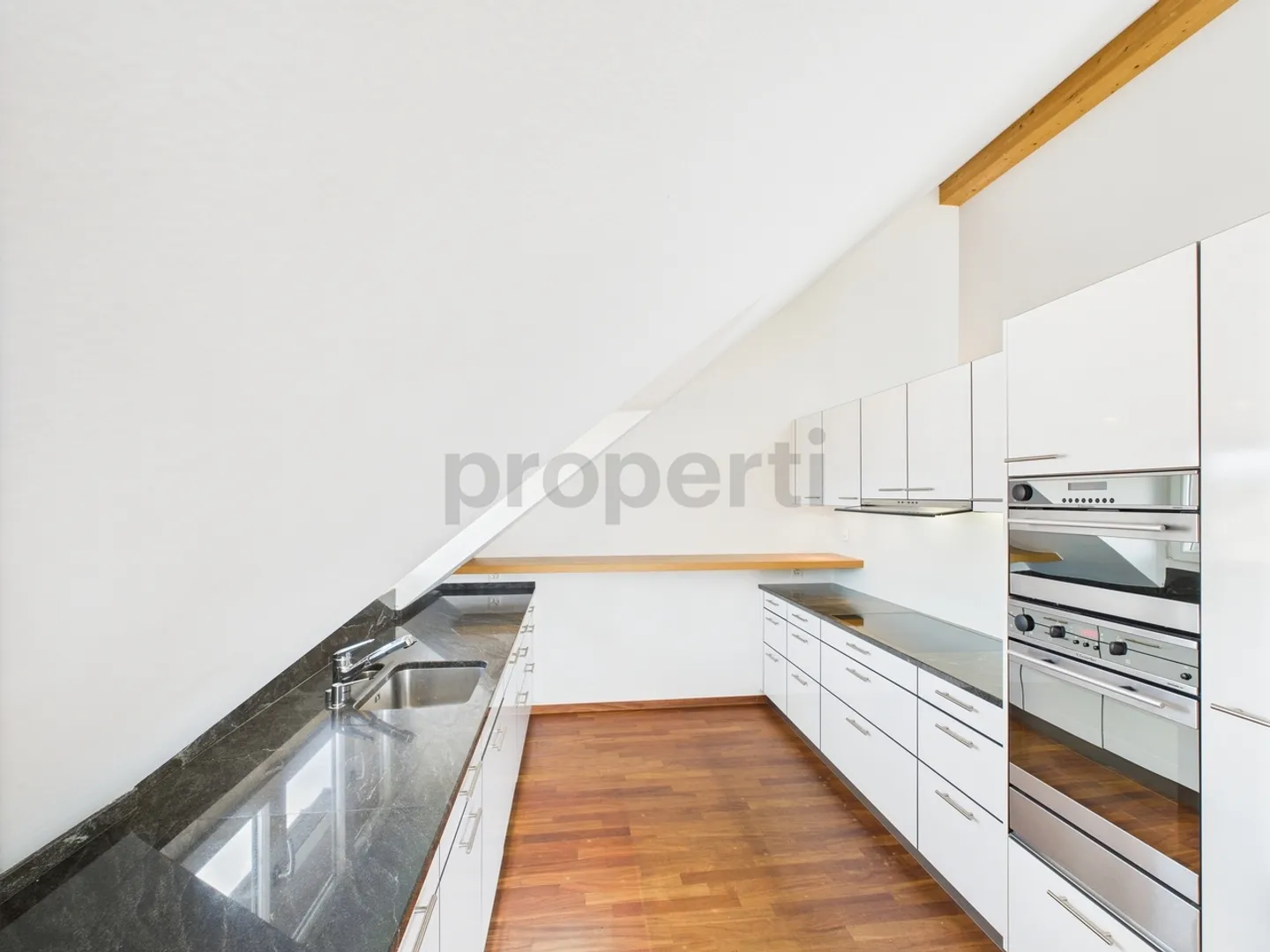 Incantevole appartamento mansardato di 3,5 locali in standard di proprietà a Schönenbuch - Foto 2 di 13