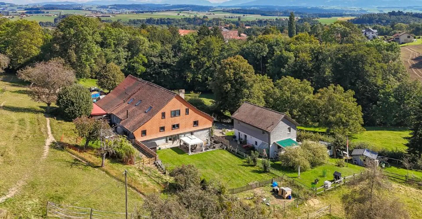Magnificent renovated farm with 3 apartments and a stable - Photo 4 of 13