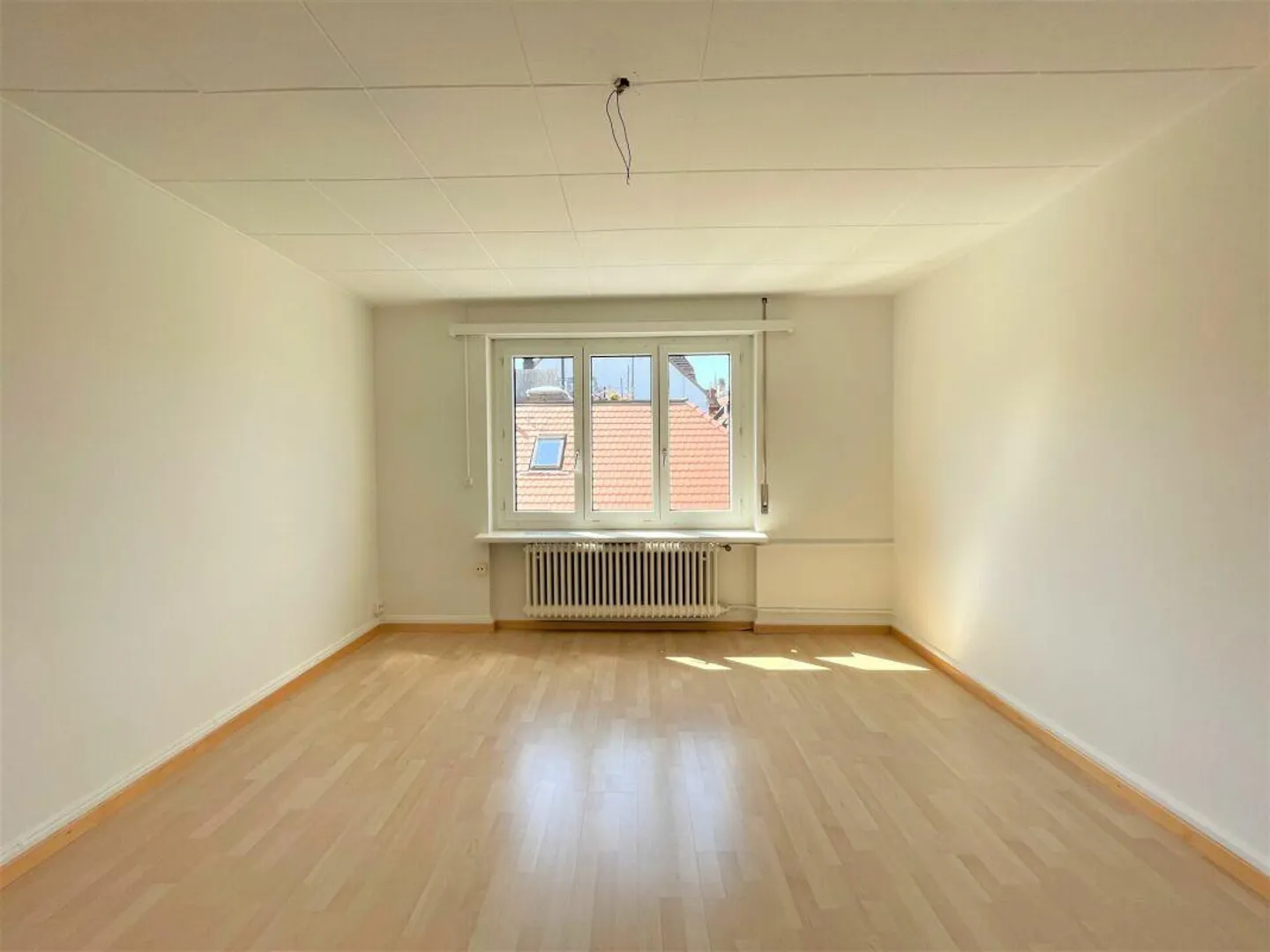 Affordable city apartment with vintage kitchen and bathroom, large windows, bright rooms, soundproof glass - Photo 6 of 10