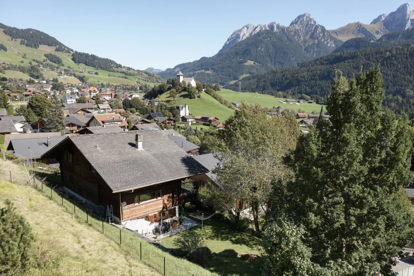 A family chalet comprising two flats, in need of renovation, in the heart of Château-d'Oex - Photo 1 of 12