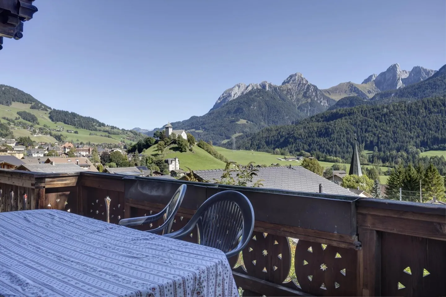 A family chalet comprising two flats, in need of renovation, in the heart of Château-d'Oex - Photo 4 of 12