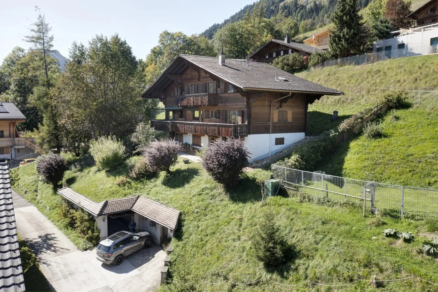 A family chalet comprising two flats, in need of renovation, in the heart of Château-d'Oex - Photo 2 of 12