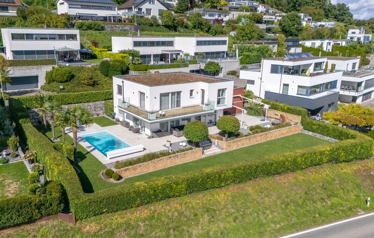 Exclusive 5.5-room single-family house with pool and breathtaking views - Photo 1 of 24