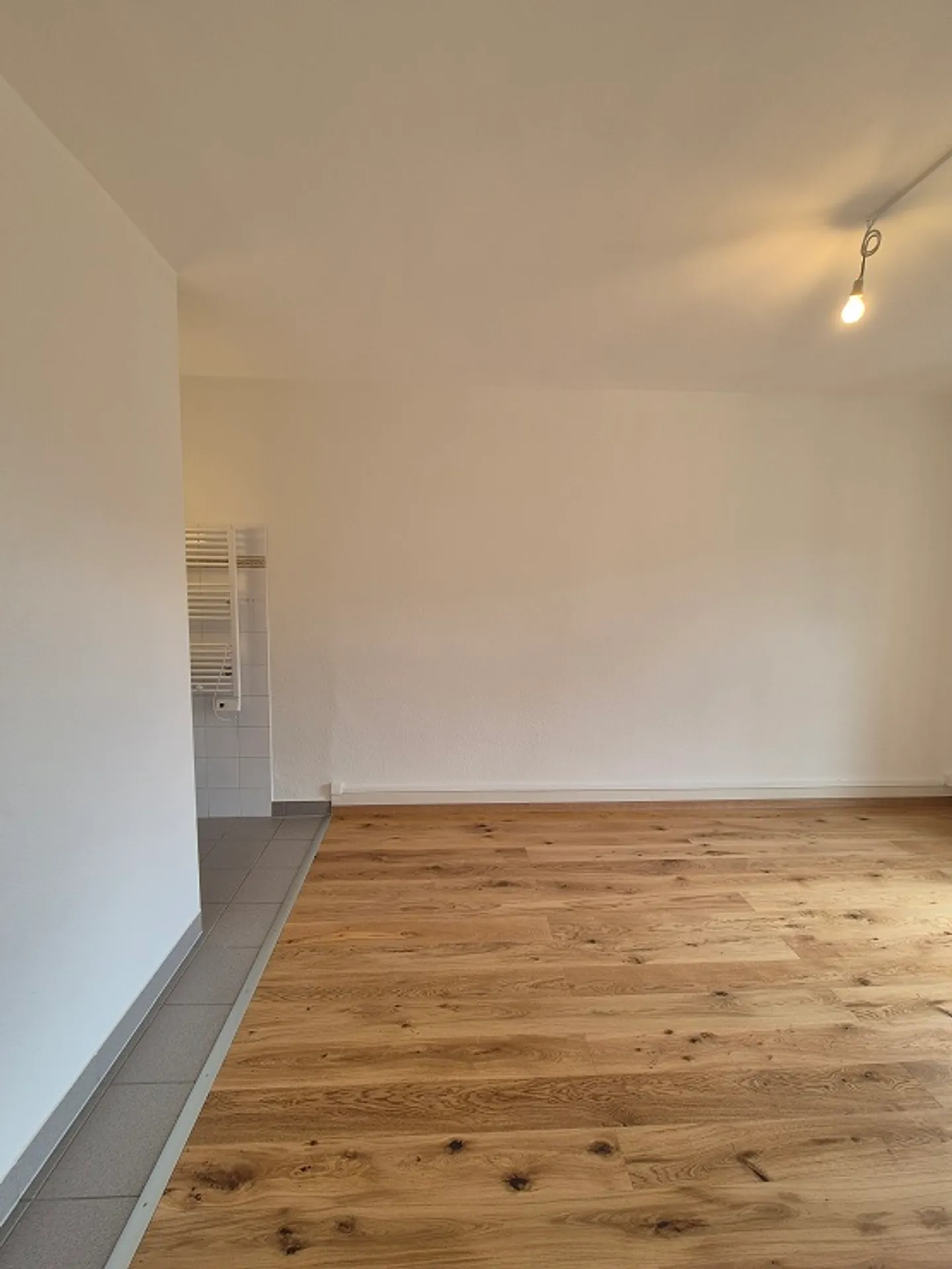 Junction, 2 rooms - Photo 2 of 5