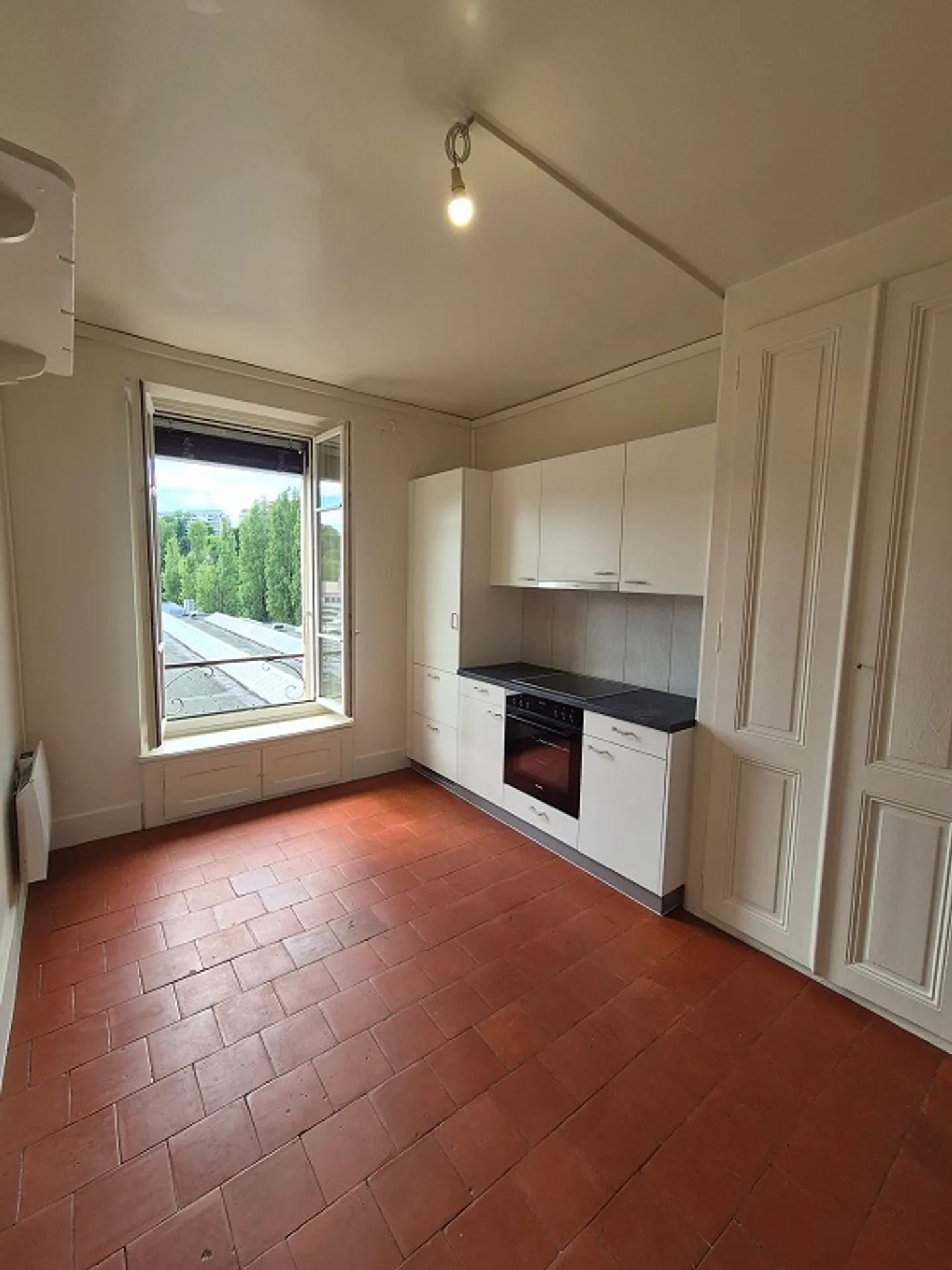 Junction, 2 rooms - Photo 3 of 5