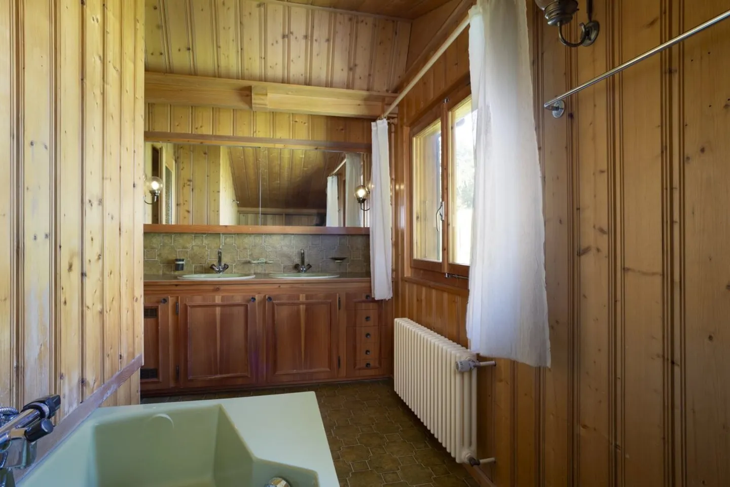A family chalet comprising two flats, in need of renovation, in the heart of Château-d'Oex - Photo 7 of 12