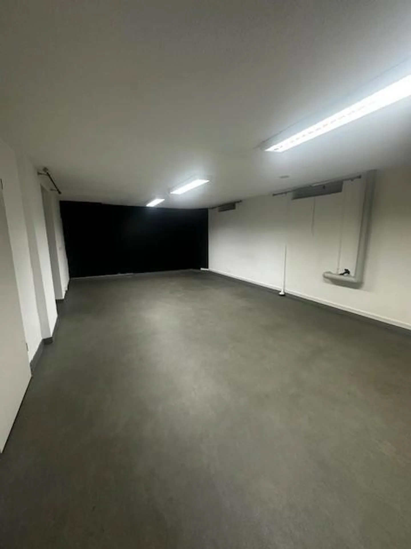 Salle de bricolage spacieuse - Photo 5 sur 6