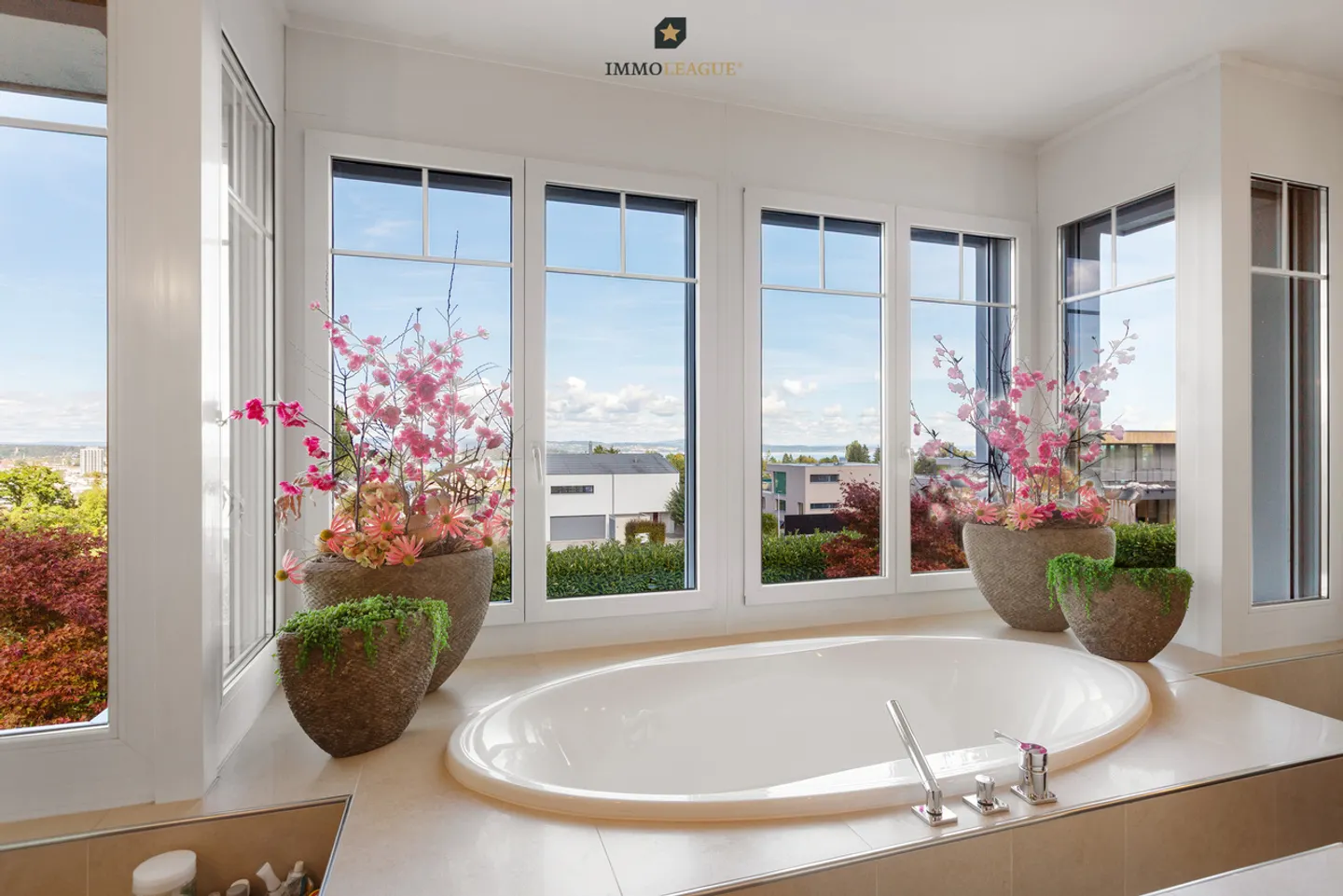 Grandiose Luxury Villa with Pool and Lake View - Photo 10 of 17