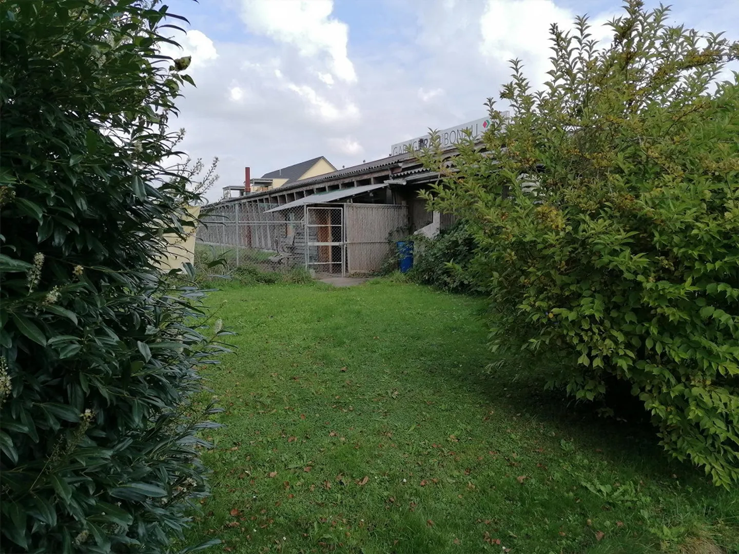 Charmantes Einfamilienhaus mit grossem Umschwung und Swimmingpool - Foto 2 von 19