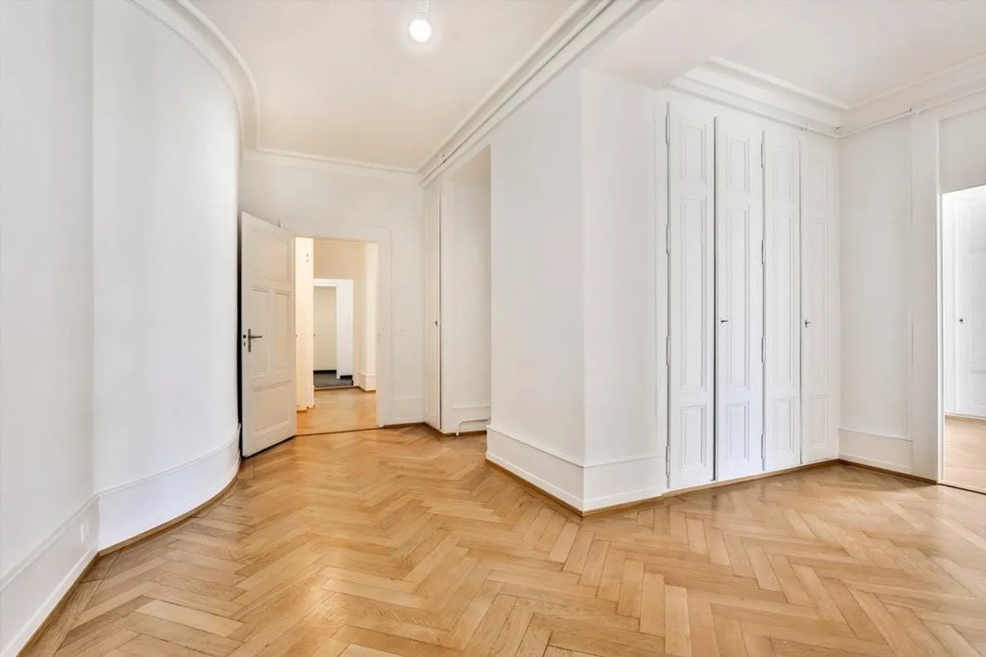 Magnificent renovated apartment in the Russian Church district - Photo 9 of 10