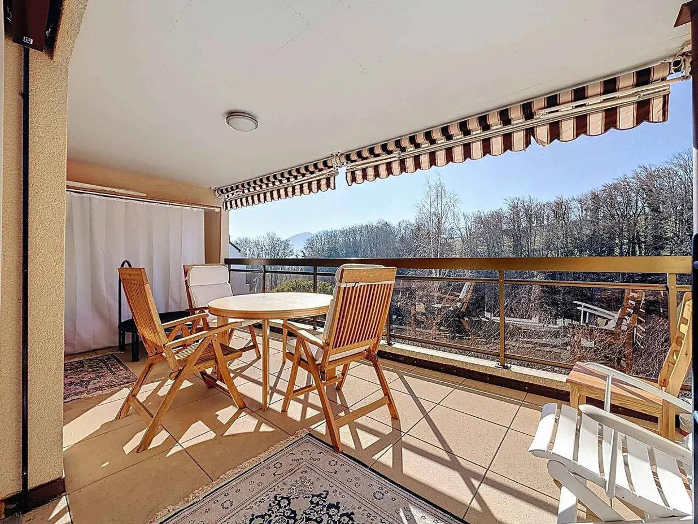 Beautiful crossing apartment with full south balcony - Photo 1 of 11