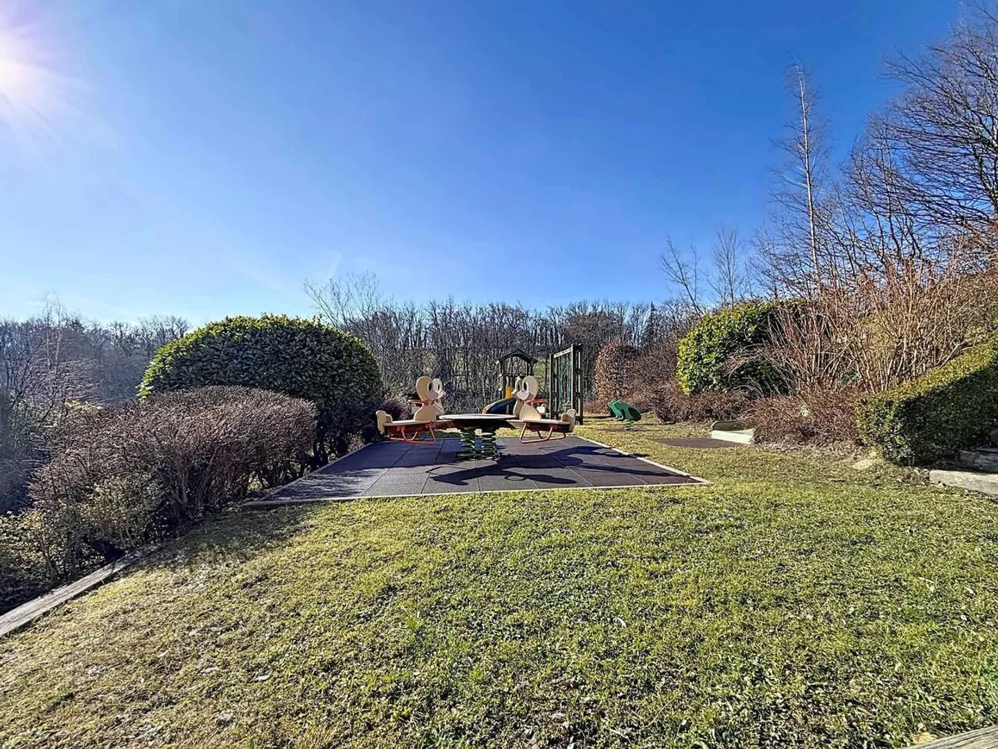 Beautiful crossing apartment with full south balcony - Photo 3 of 11