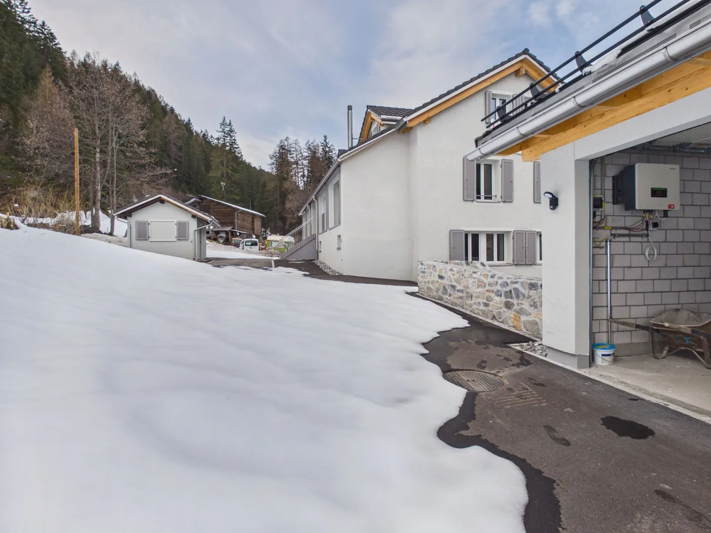 Propriété exclusive à deux maisons avec quatre places de garage et cave voûtée historique - Photo 25 sur 29