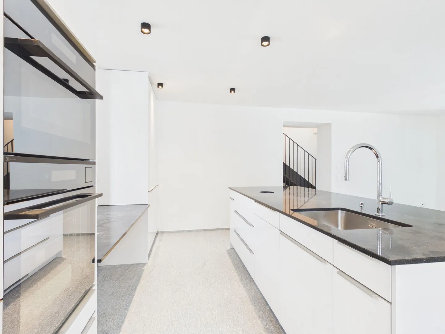 Propriété exclusive à deux maisons avec quatre places de garage et cave voûtée historique - Photo 14 sur 29