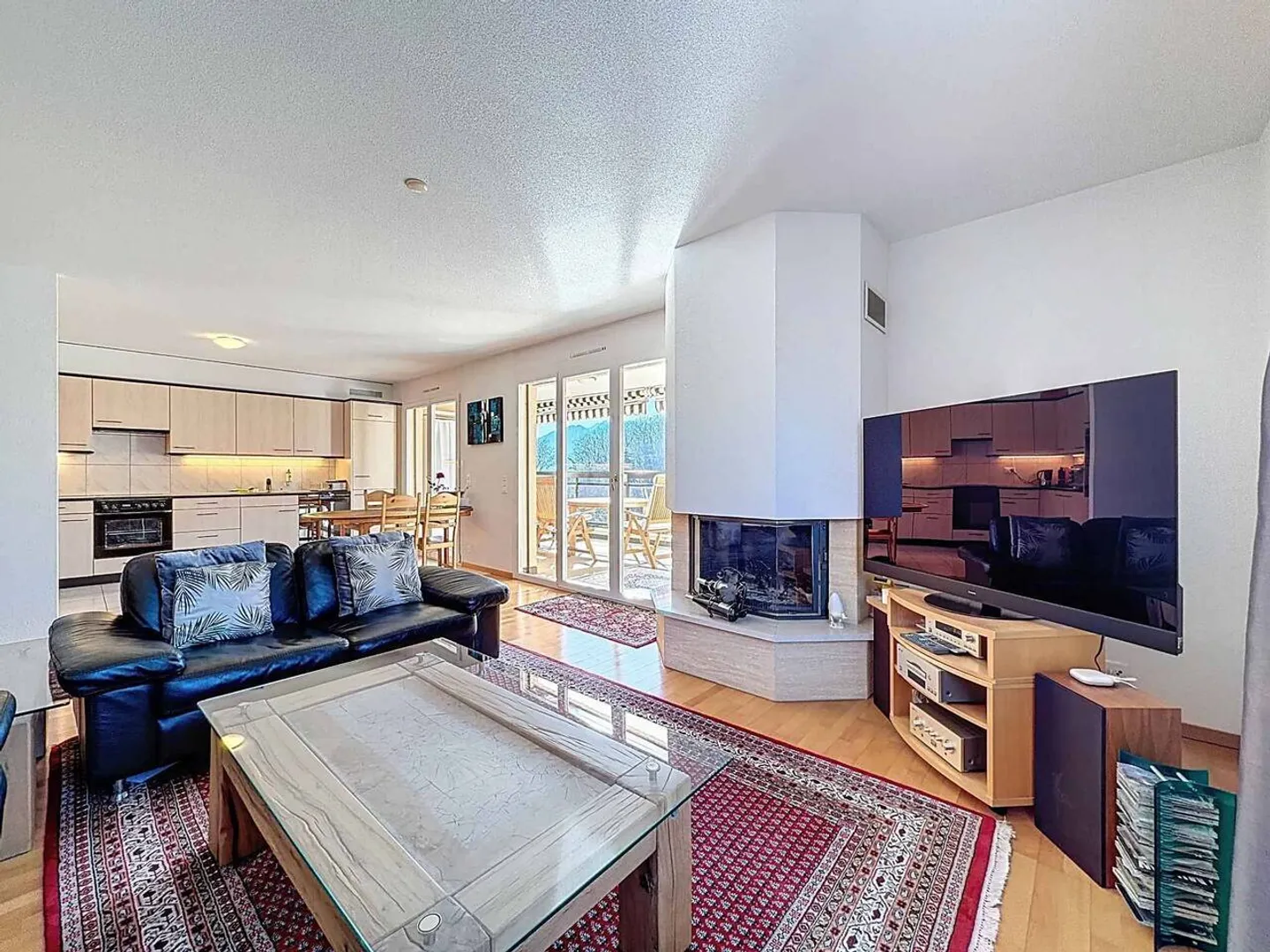 Beautiful crossing apartment with full south balcony - Photo 5 of 11