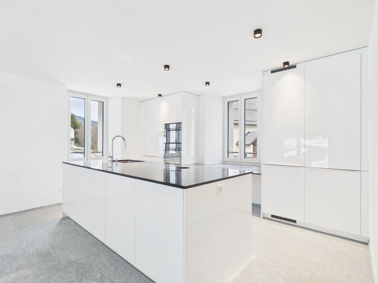 Propriété exclusive à deux maisons avec quatre places de garage et cave voûtée historique - Photo 16 sur 29