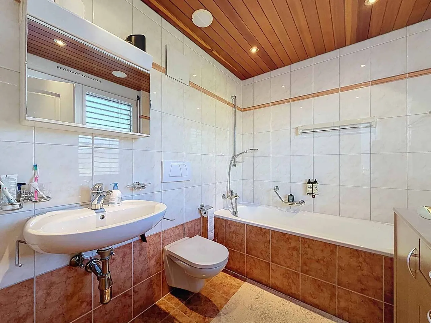 Beautiful crossing apartment with full south balcony - Photo 10 of 11