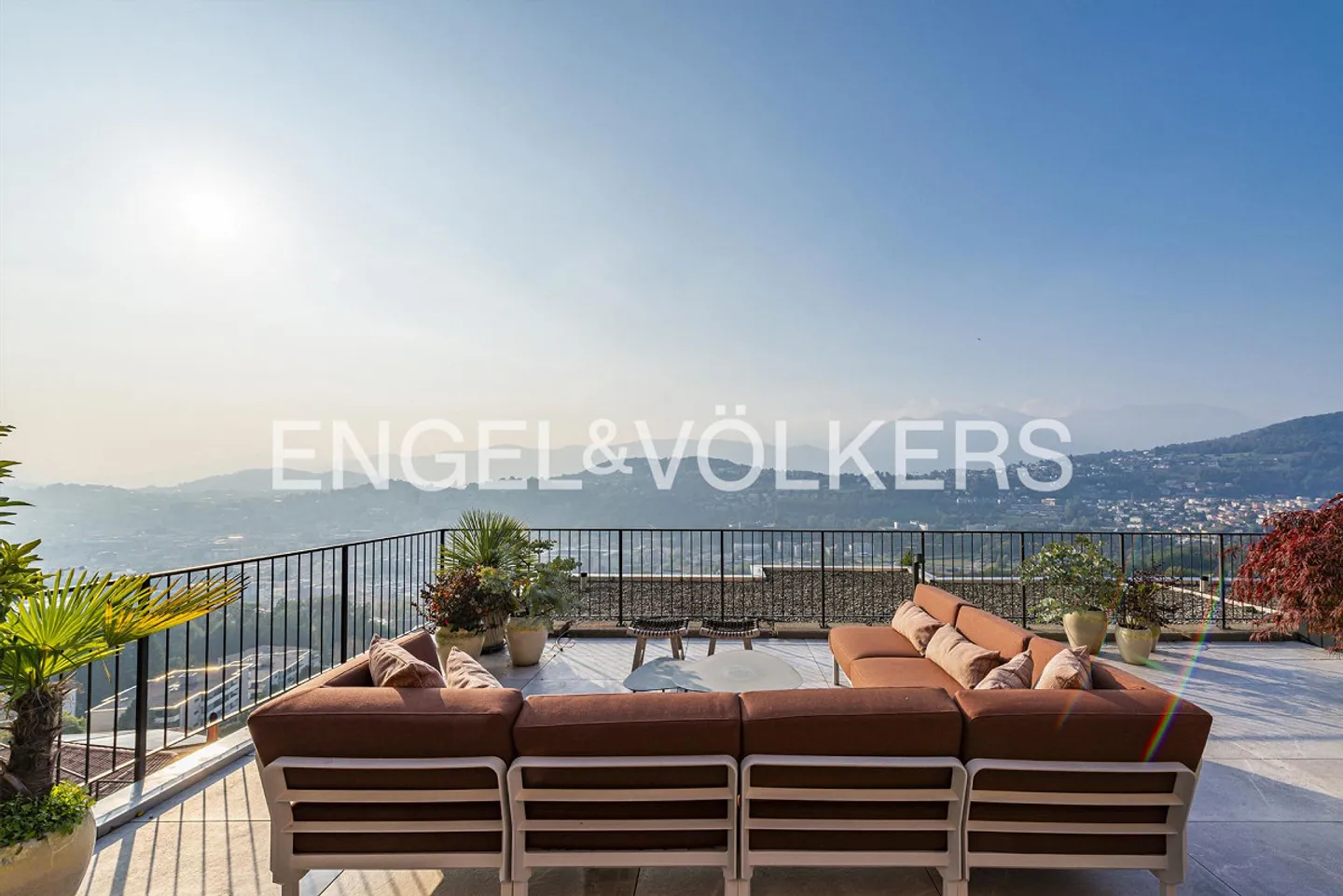 Maison de ville prestigieuse avec terrasse et vue sur le lac - Photo 1 sur 15