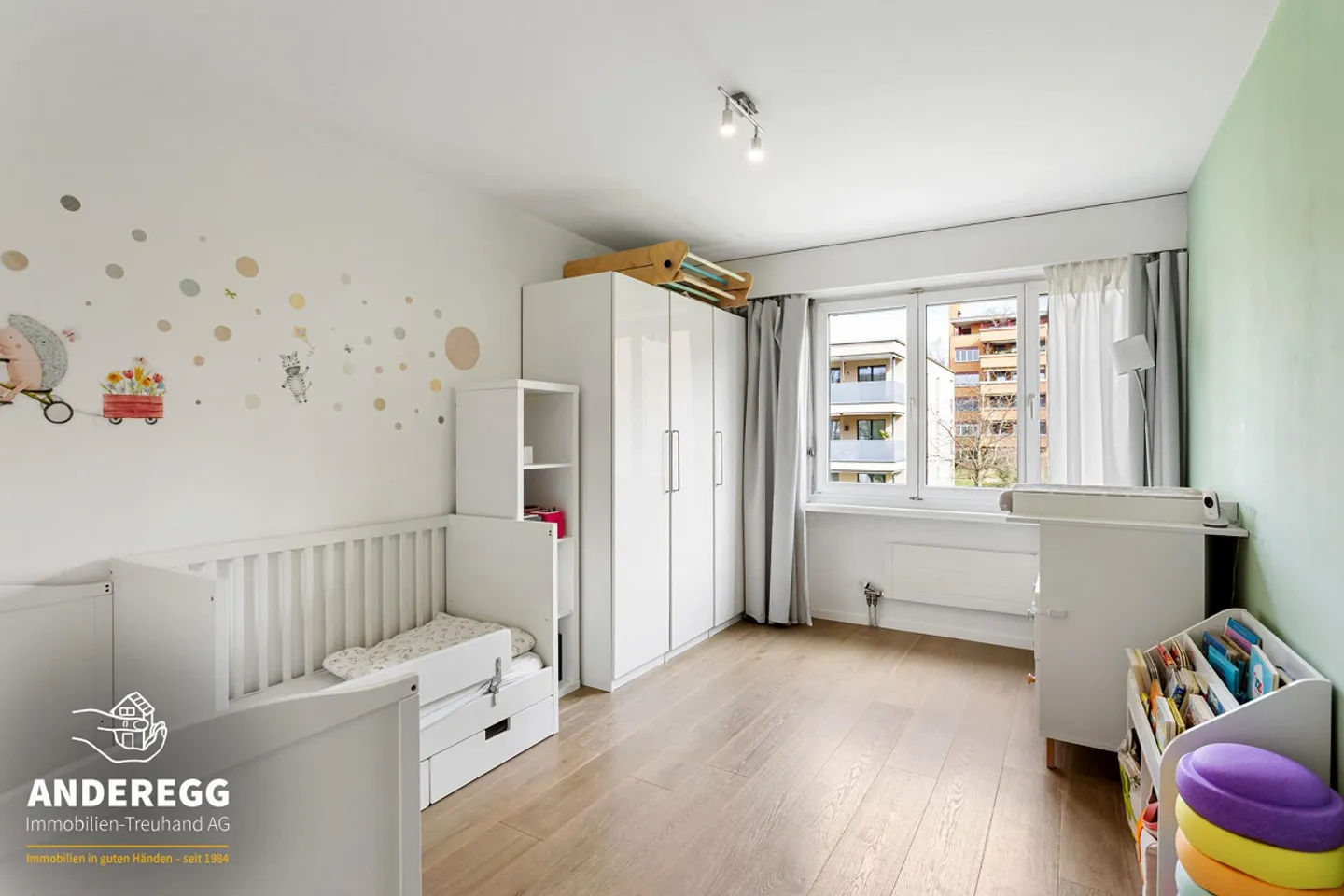 Modern apartment on the 1st floor with large balcony and laundry room - Photo 4 of 12