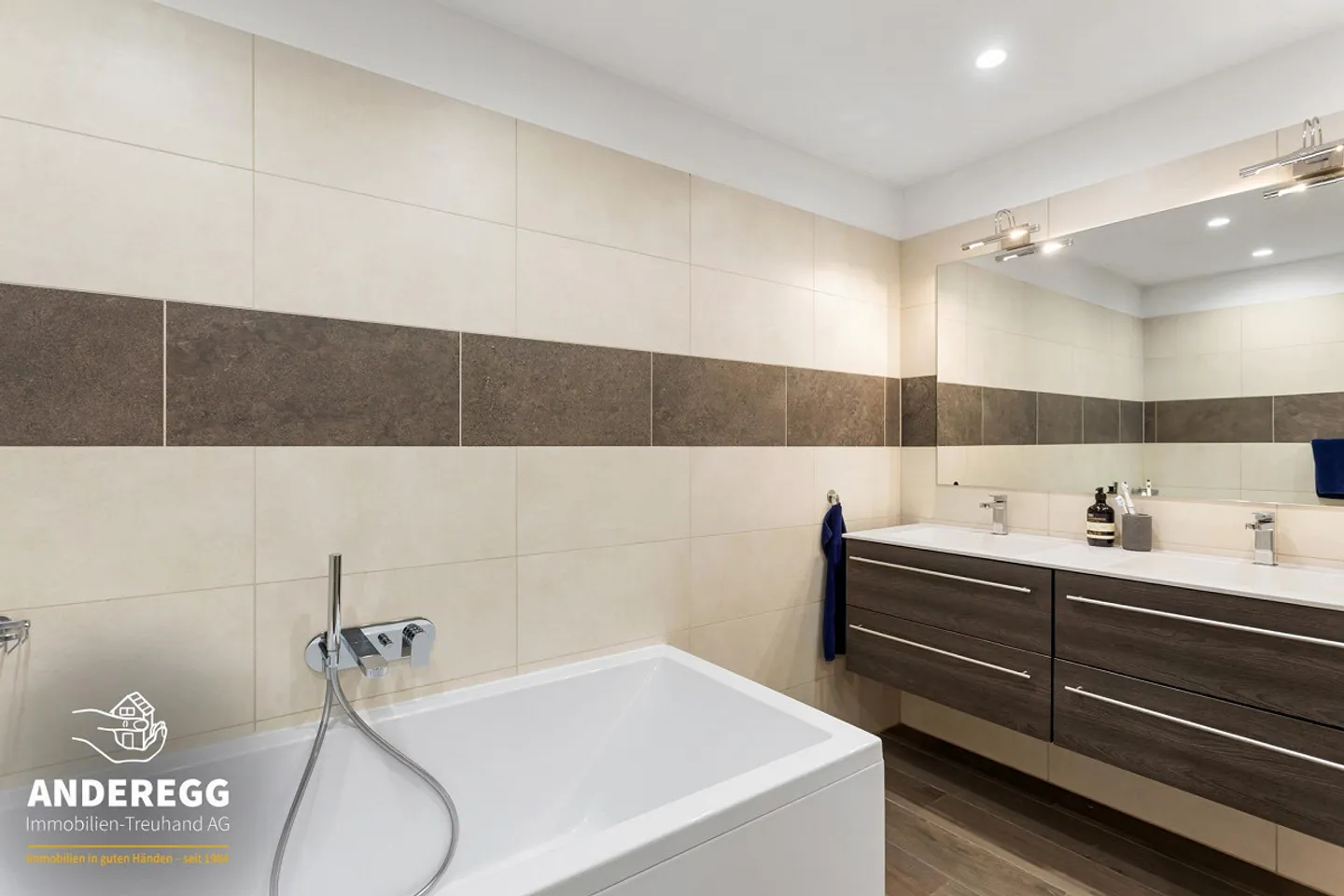 Modern apartment on the 1st floor with large balcony and laundry room - Photo 9 of 12