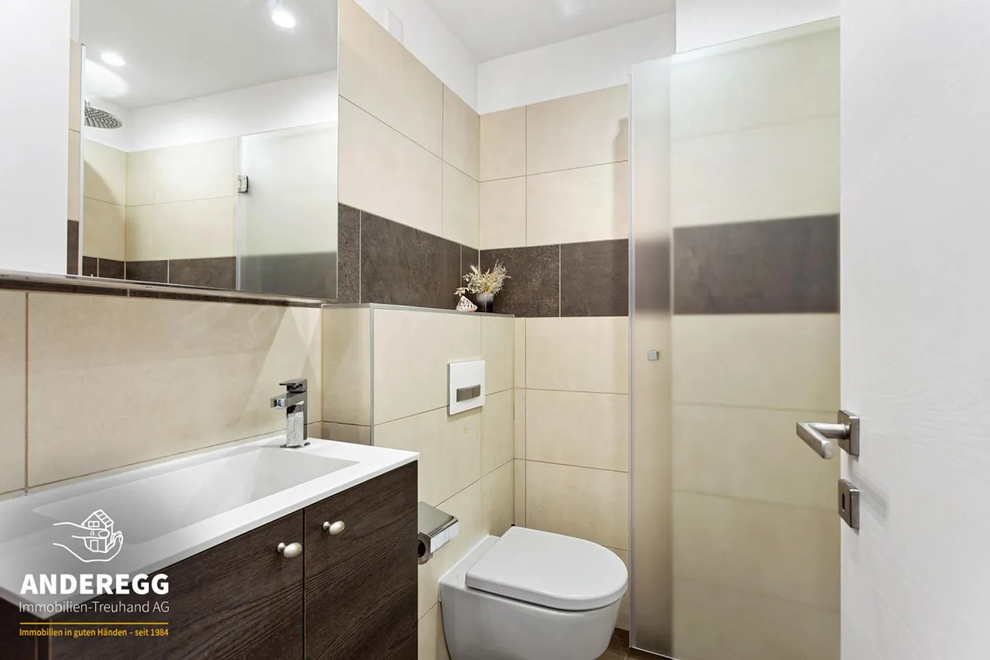 Modern apartment on the 1st floor with large balcony and laundry room - Photo 10 of 12