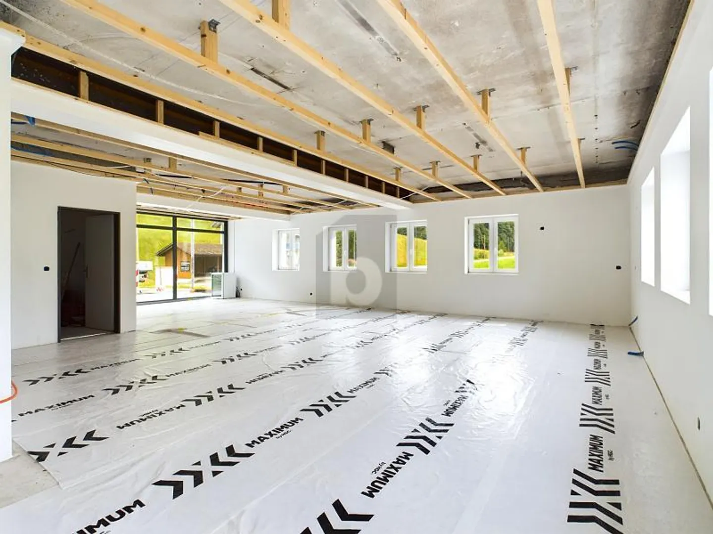 ESPACE POLYVALENT AVEC VITRINE - Photo 3 sur 6