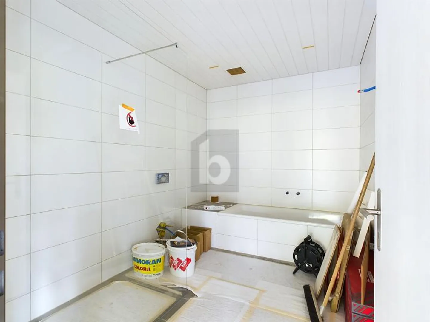 ESPACE POLYVALENT AVEC VITRINE - Photo 4 sur 6