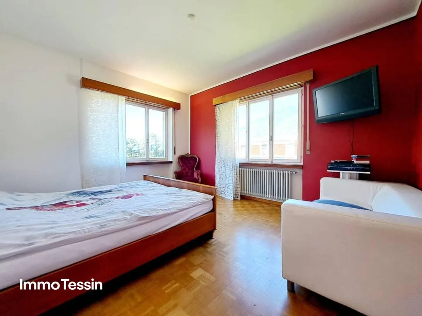 Villa con vigneto e enorme terreno di 2200 m2 a Giubiasco - Foto 9 di 13