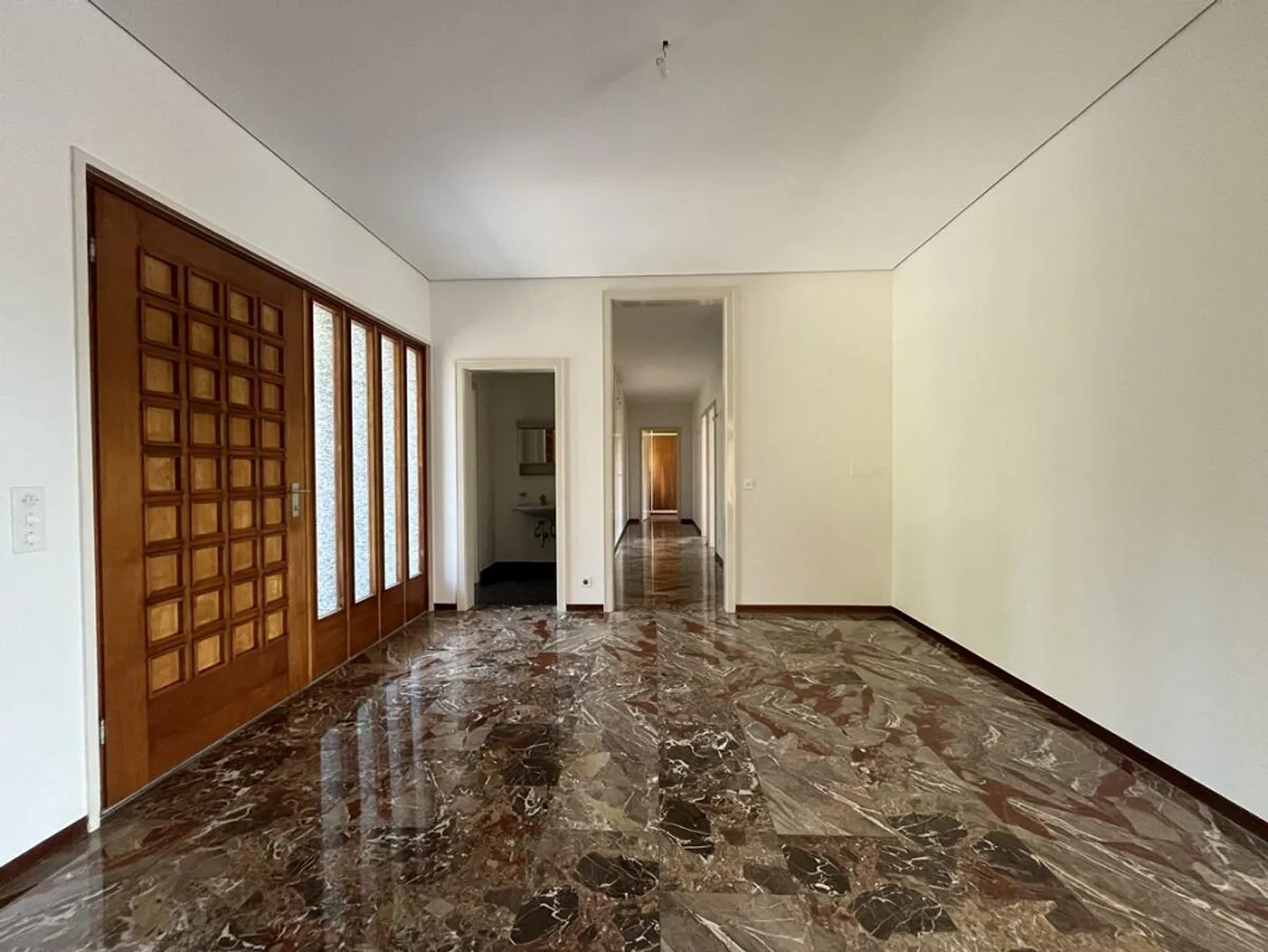 STABIO - EINGETAUCHT IN DAS GRÜN DER WEINBERGE, EINE VON BAUHAUS INSPIRIERTE WOHNUNG - Foto 3 von 12