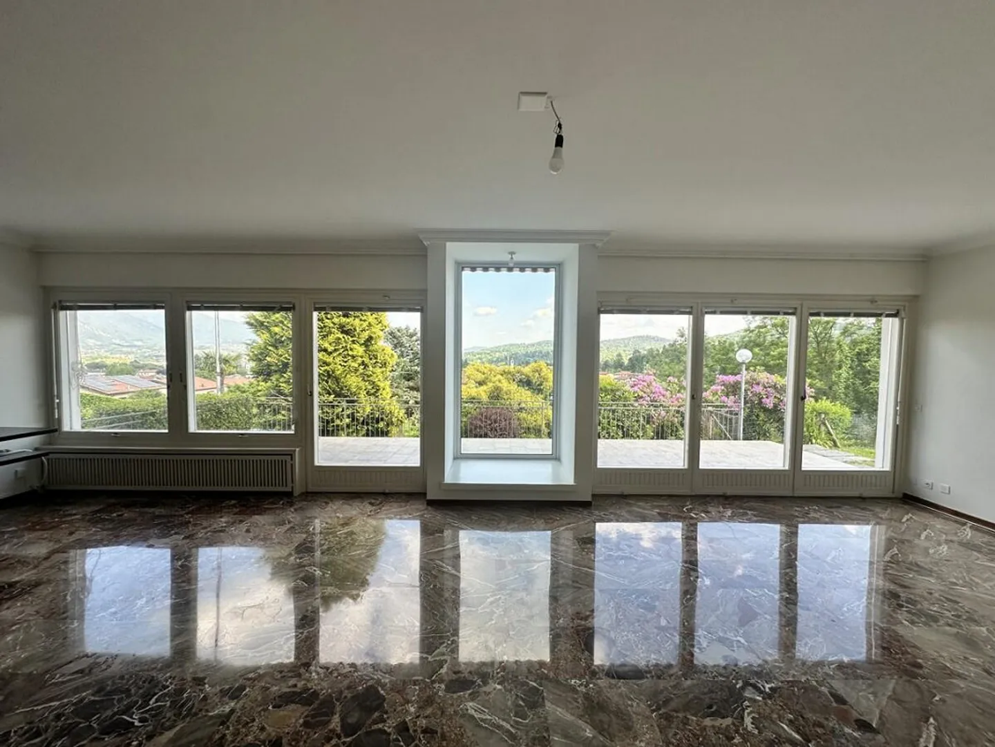 STABIO - EINGETAUCHT IN DAS GRÜN DER WEINBERGE, EINE VON BAUHAUS INSPIRIERTE WOHNUNG - Foto 5 von 12