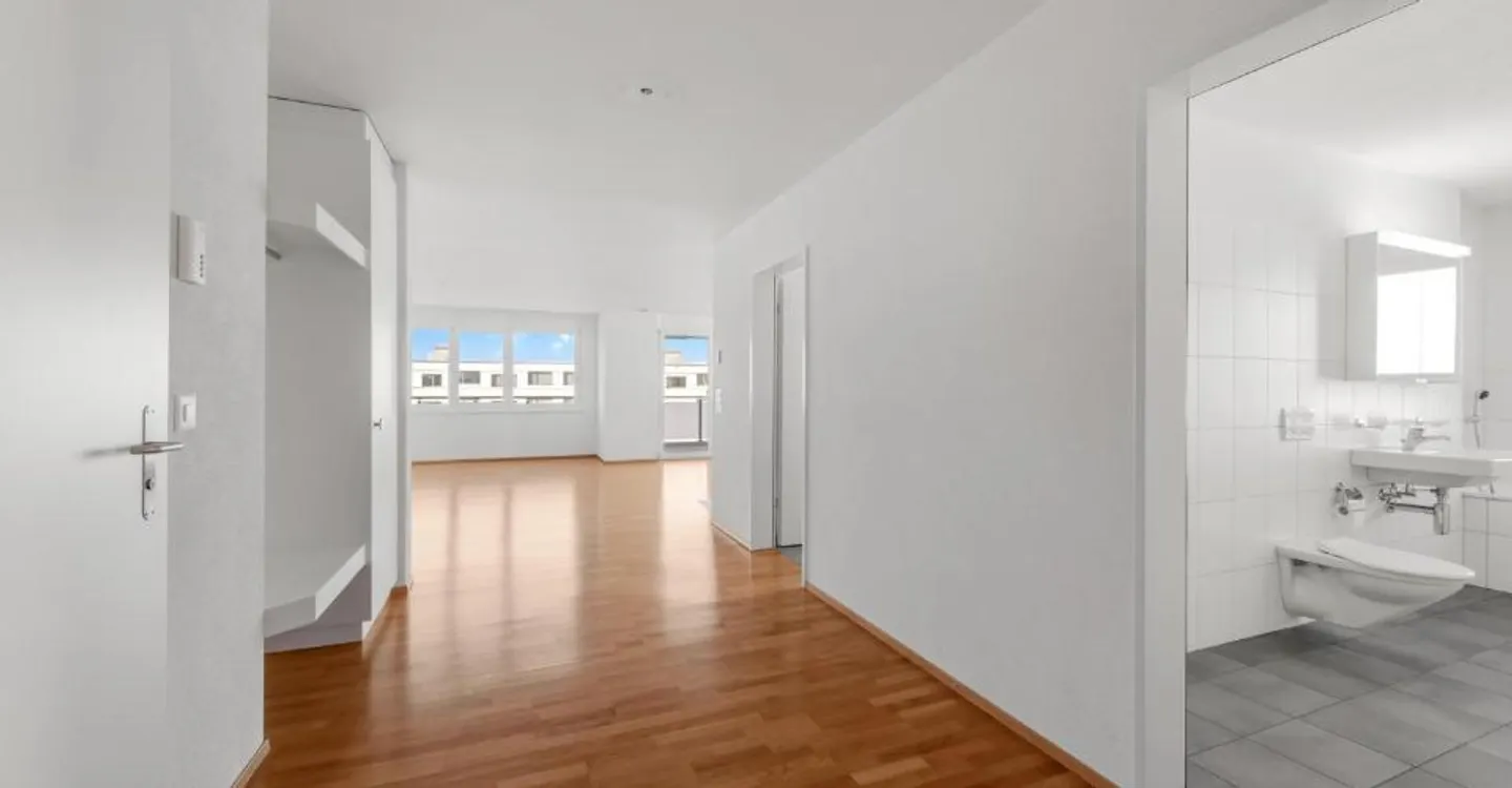 Spacious apartment with sunny patio - Photo 9 of 10
