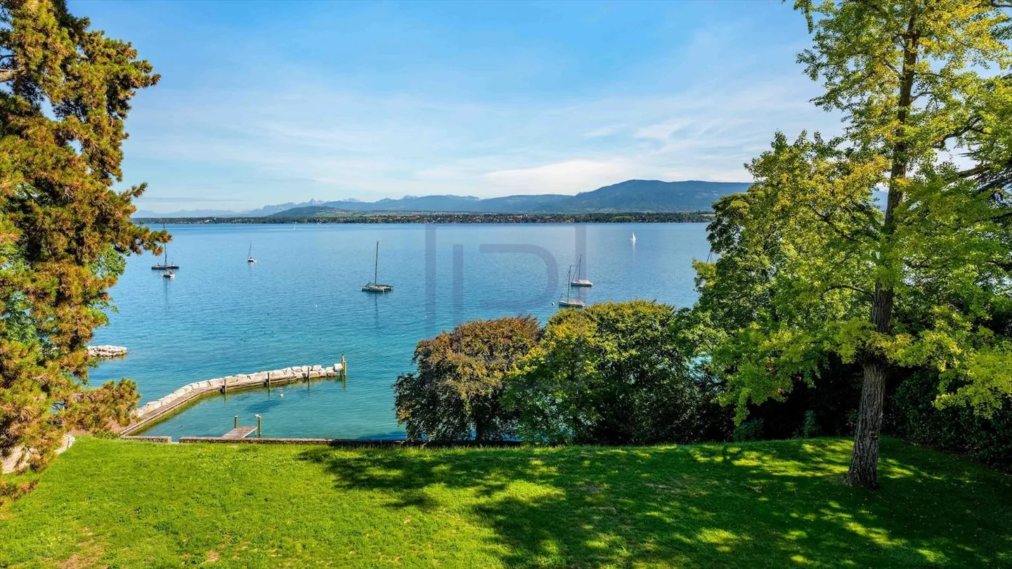 Villa a picco sull'acqua - Foto 1 di 2