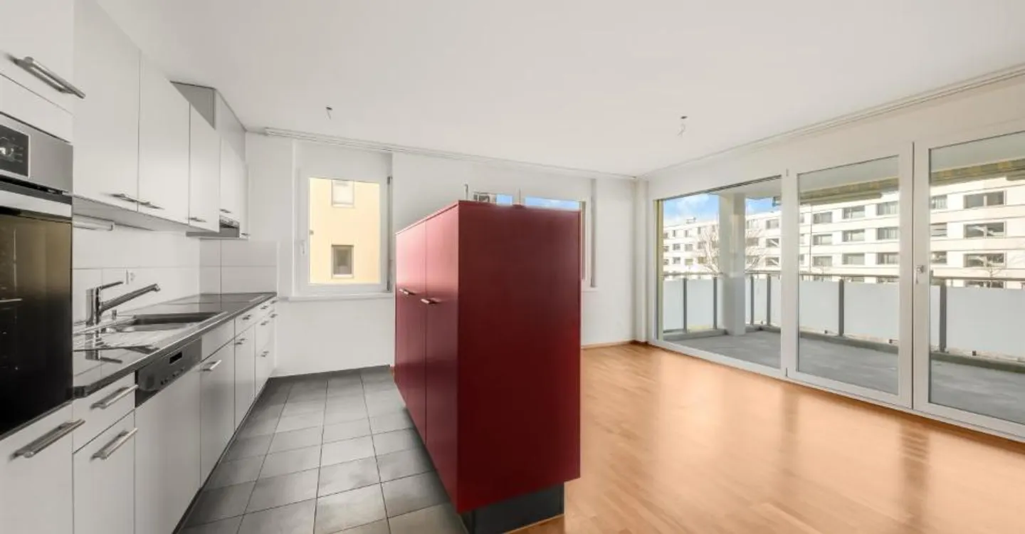 Spacious apartment with sunny patio - Photo 8 of 10
